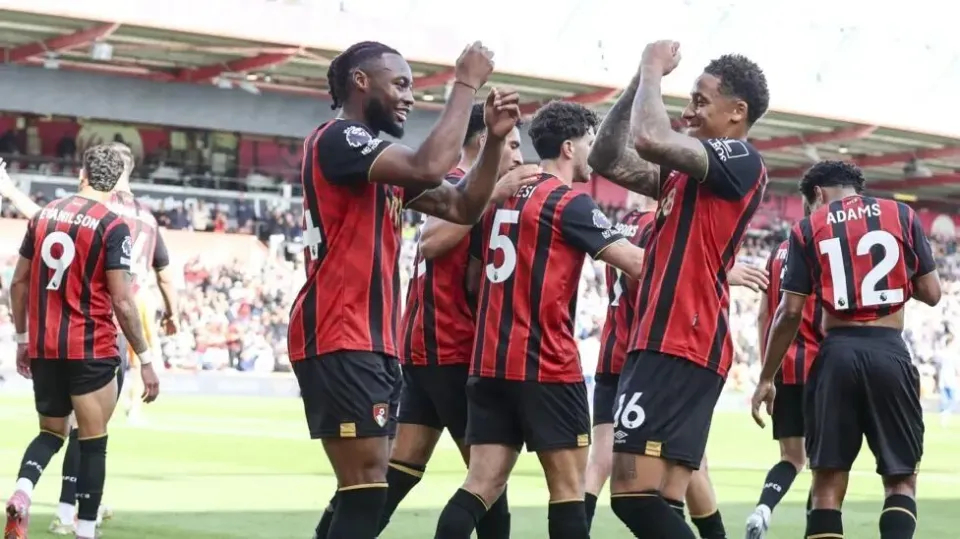 教练风格融合助球队焕新：姆巴佩联手贝利，安切洛蒂战术智慧助力提升